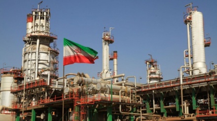29. Farwardin - Jahrestag der Verstaatlichung der iranischen Ölindustrie - Einleitung des schrittweisen Rückzugs Großbritanniens aus der Region
