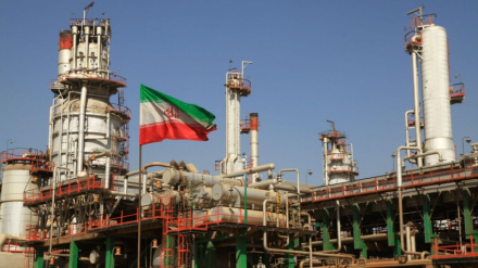 19 मार्च ईरान के तेल उद्योग के राष्ट्रीयकरण की वर्षगांठ, क्षेत्र से ब्रिटेन की वापसी की शुरूआत