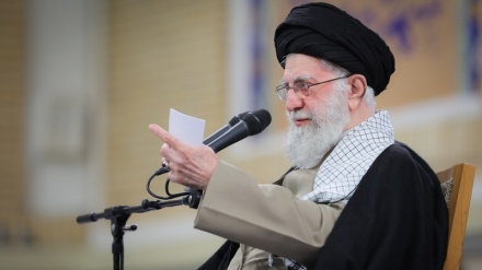 د امریکا ګواښونو ته د امام خامنه ای ځواب: که څوک کوم اقدام وکړي، مونږ به پرېکنده ځواب ورکړو / واشنګټن د نړۍ د عمومي افکارو د غولولو هڅه کوي