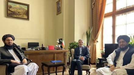 په تهران کې افغان سفیر له ایراني چارواکو سره د کډوالو د وضعیت په اړه ناسته کړې.