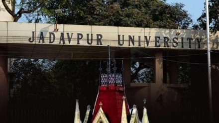 যাদবপুরে আর ডাকা যাবে না কোনও রাজনৈতিক ব্যক্তিকে, নির্দেশ হাই কোর্টের