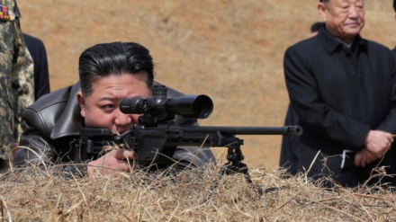 Kim Çen In yeni snayper tüfəngini sınaqdan keçirib