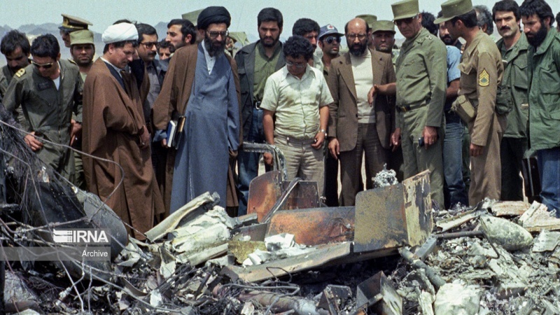 Каким образом инцидент в Табасе в Иране стал символом божественной силы и поражения гегемонии США? + Изображения