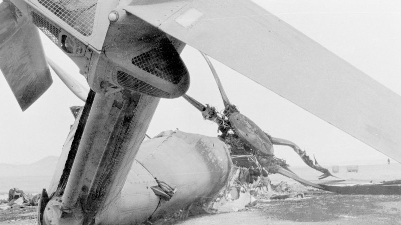 Каким образом инцидент в Табасе в Иране стал символом божественной силы и поражения гегемонии США? + Изображения