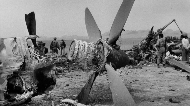 Каким образом инцидент в Табасе в Иране стал символом божественной силы и поражения гегемонии США? + Изображения