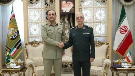 د پاکستان د پوځ قوماندان له جنرال باقري سره وکتل