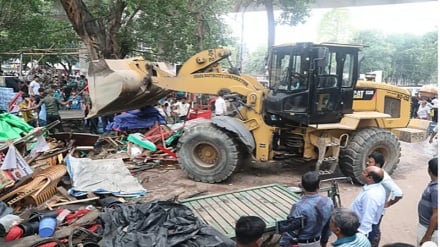 সোহরাওয়ার্দী উদ্যানের অবৈধ দোকান–স্থাপনা গুঁড়িয়ে দেওয়া হচ্ছে