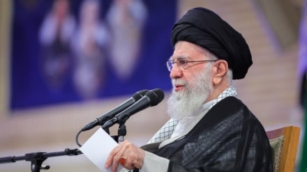 Ajetullah Khamenei: Republika Islamike nuk pret leje nga 