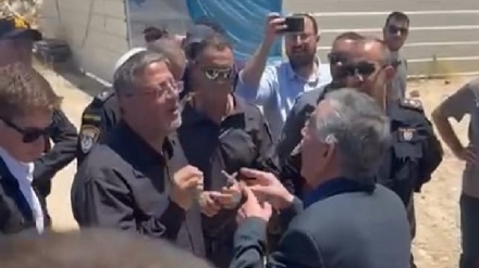 יותר אלף שוטרים ישראלים פשטו על בעיר הערבית רהט, ועימות מתפתח בין ראש העיר לשר הישראלי בן גביר