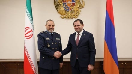 Вазири дифои Эрон дар дидор бо ҳамтои арманистонӣ: Мухолифи ҳар гуна тағйири марзҳои байналмилалӣ ва геополитикӣ дар минтақа ҳастем