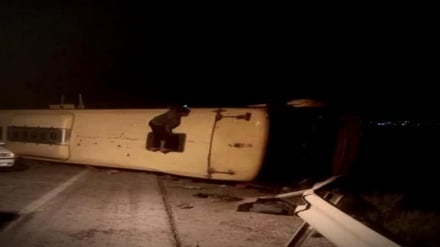  واژگونی اتوبوس حامل اتباع به سمت مرز در کرمان/ ۲۲ نفر مصدوم شدند