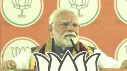 নিজের দোষ দেখুন, পশ্চিমবঙ্গের পাওনা টাকা দিন: মোদিকে-মমতা