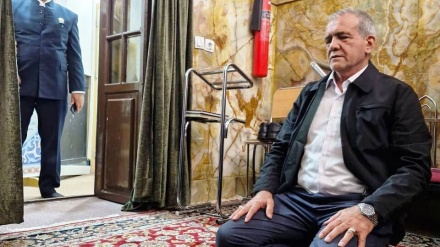 Prezident İmam Rzanın (ə) hərəmini ziyarət edib