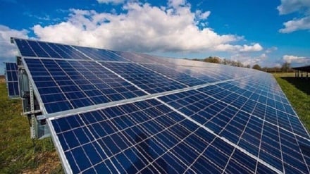 Irani zgjeron instalimet e energjisë diellore