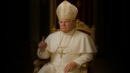 Trump akosolewa baada ya kuchapisha picha yake akiwa amevaa vazi kama la Papa
