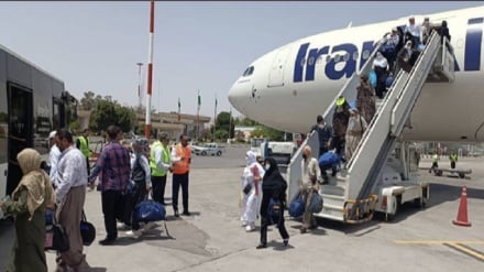 Rifillimi i fluturimeve për kthimin e haxhinjve në Iran me uljen e aeroplanit të parë në Mashhad