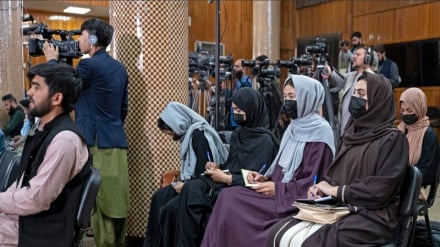 له شرعي محرم پرتله کارځای ته د ښځینه خبریالانو پر تګ بندیز معلوماتو ته د خلکو لاسرسی محدوي