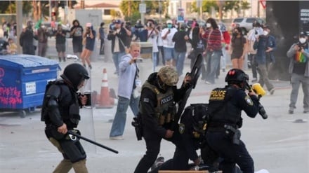 Clashes erupt between US protesters and Los Angeles police