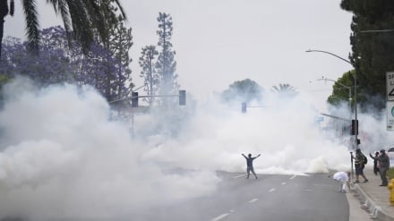 Trump Yönetimi Göçmenlere Saldırılarını Sürdürürken Los Angeles'ta Protestocular ile Polis Arasında Çatışma