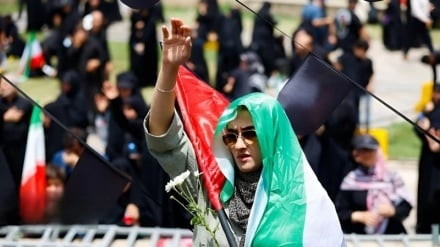 Pjesëmarrje e gjerë e popullit iranian në përcjelljen e arkivoleve të 60 dëshmorëve + Foto