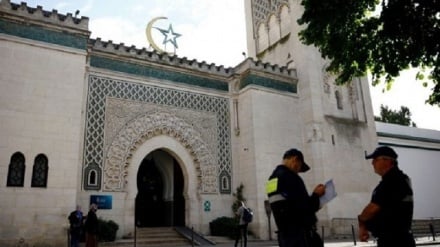 په فرانسې کې د یوه جومات په دیوالونو باندې اسلام ضده شعارونه لیکل شوي