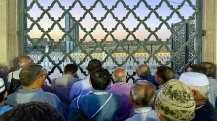 حضور زائران خانه خدا در قبرستان بقیع