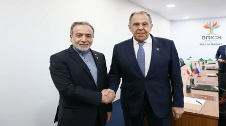لاوروف بر حل مسئله هسته‌ای ایران از طریق دیپلماسی تاکید کرد