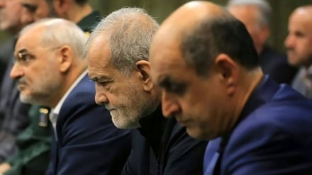 Tehronədə 12 rujnə canqi 45 qılə Qilonıjə şəhidon xotırə əziz qətey bıə.