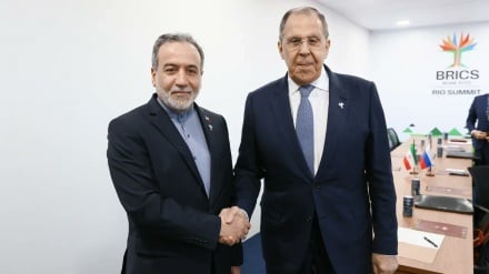 لاوروف بر حل مساله هسته‌ای ایران از طریق دیپلماسی تاکید کرد