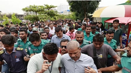 সব দাবি পূরণের আশ্বাস আইন উপদেষ্টার, শিক্ষার্থীদের বিক্ষোভ চলছে 