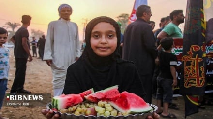 عبور زائران اربعین از دل رودخانه در شوشتر
