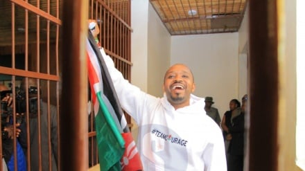 Mwanaharakati wa haki za binadamu Kenya aachiwa kwa dhamana, ashtakiwa kwa kumiliki silaha kinyume cha sheria