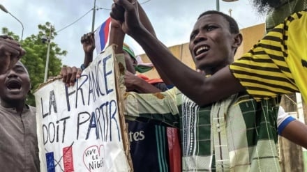 È giunta la fine del colonialismo francese in Africa?