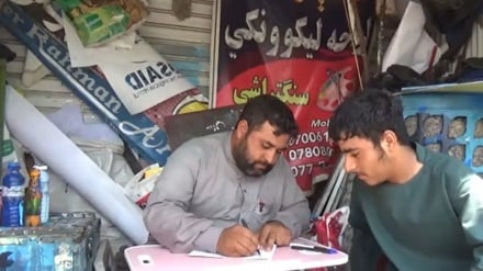 خطاطان و نقاشان در جلال آباد: بازار اثرهای خطاطی و نقاشی از رونق افتاده است