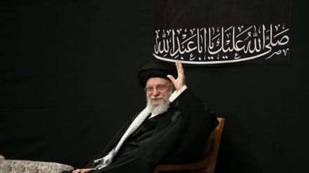  رهبر معظم انقلاب در مراسم عزاداری شب عاشورا در حسینیه امام خمینی حضور یافتند