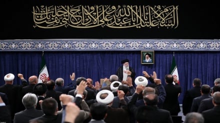 رهبر انقلاب: ملت با جهت‌گیری‌های گوناگون سیاسی پای ایران عزیز ایستاد