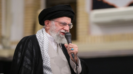 इमाम ख़ामेनेई: इस्लामिक गणतंत्र ने दुनिया को इस्लामी व्यवस्था और देश की नींव की अद्वितीय मज़बूती दिखाई है