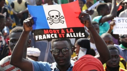 仏軍がセネガルから撤退；アフリカはもはや植民地主義者に従わず