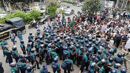 কাকরাইলে পুলিশের বাধায় যমুনামুখী চাকরিচ্যুত বিডিআর সদস্যরা ছত্রভঙ্গ