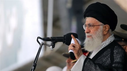 Pse nuk i përulemi Amerikës? / Një mësim nga Imam Huseini (a.s.) me shpjegimin e Imam Khameneit
