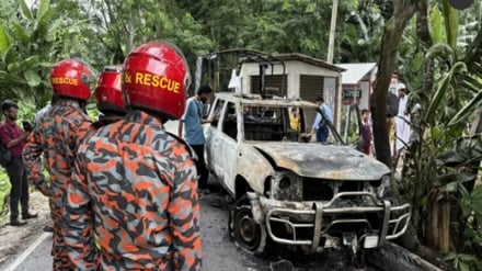 পুলিশের গাড়িতে আগুন দেওয়ার পর ইউএনওর গাড়িতে এবং সমাবেশস্থলে হামলা