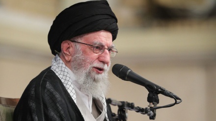 امام خامنه‌ای: جمهوری اسلامی با وجود دشمنی‌ها هر روز قوی‌تر شده‌است/ ونزوئلا: استقرار ناوهای جنگی آمریکا در سواحل کشورش اقدامی غیرقانونی است 