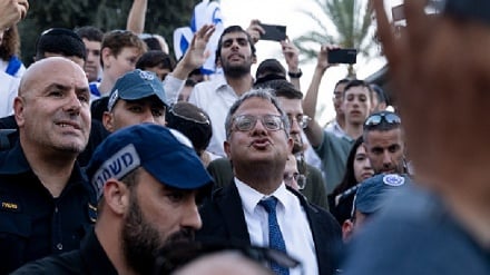 מפגינים ישראלים רודפים אחרי בן גביר: 