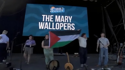 להקות מוזיקה מחרימות פסטיבל בבריטניה לאחר הסרת הדגל הפלסטיני