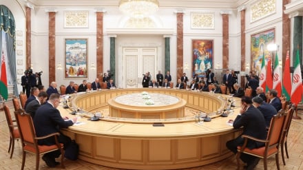  मसऊद पिज़िश्कियान ने अपने बेलारूसी समकक्ष से मुलाकात में कहा: अमेरिका की एकपक्षीय नीतियाँ असहनीय हैं