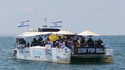 משפחות של אסירים ישראלים מפליגת בסירות בדרכן לעזה