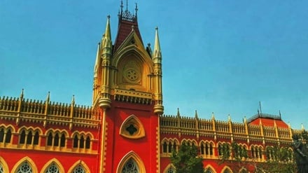 ভোটার তালিকায় নাম বাদের আশঙ্কা: হাইকোর্ট চত্বরে গায়ে আগুন দেওয়ার চেষ্টা মহিলার