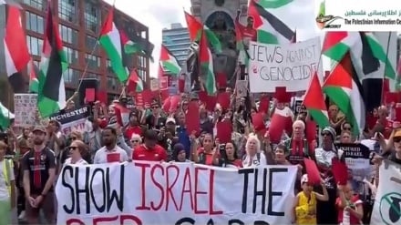 İngiltere'nin Manchester kentinde İsrail'in FIFA'dan çıkarılması talebiyle büyük protestolar düzenlendi