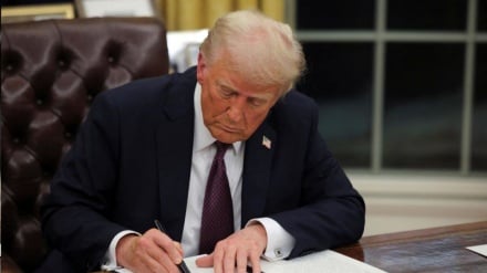 Trump Menandatangani Perintah untuk Menaikkan Tarif Perdagangan dengan Kanada
