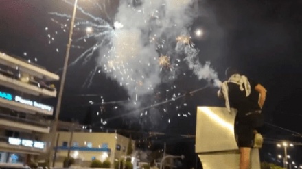 יוון : מפגינים ירו זיקוקים לעבר שגרירות ישראל כאות גנאי למלחמה בעזה